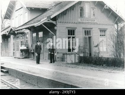 La station a ouvert ses portes en 1866. Maison en bois de deux étages construite selon le modèle Habom. Le premier directeur de station était P.A. Petersson, qui était actif au cours de la période 1866-1869. La station a reçu l'entraînement électrique en 1932. Le trafic passagers a pris fin en 1973. La station a fermé ses portes en 1990. Banque D'Images