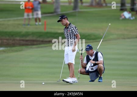 Miami, États-Unis. 28th octobre 2022. DORAL, FL - 28 OCTOBRE : Kevin Na se prépare à se tapiquer sur le premier trou lors des quarts de finale du LIV Golf Invitational - Miami à la Doral nationale de Trump Miami sur 28 octobre 2022 à Doral, Floride. (Photo par Alberto E. Tamargo/Sipa USA) crédit: SIPA USA/Alay Live News Banque D'Images