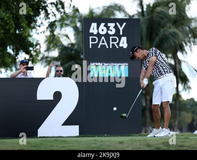 Miami, États-Unis. 28th octobre 2022. DORAL, FL - 28 OCTOBRE : le capitaine de l'équipe Kevin Na de Iron Heads GC a défait le deuxième trou lors des quarts de finale du LIV Golf Invitational - Miami au Donald Trump National Doral Miami sur 28 octobre 2022 à Doral, Floride. (Photo par Alberto E. Tamargo/Sipa USA) crédit: SIPA USA/Alay Live News Banque D'Images
