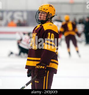 Columbus, Ohio, États-Unis. 28th octobre 2022. Le défenseur du Minnesota Golden Gophers Emily Zumwinkle (10) avant de jouer contre les Ohio State Buckeyes dans leur jeu à Columbus, Ohio. Brent Clark/CSM/Alamy Live News Banque D'Images