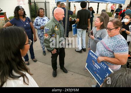 Phoenix, États-Unis . 28th octobre 2022. Le sénateur de l'Arizona Mark Kelly a été rejoint par le sénateur de la Californie Alex Padilla pour accueillir les premiers électeurs devant l'église méthodiste unie de Maryvale Bridge à Phoenix, en Arizona, aux États-Unis, sur 28 octobre 2022. Kelly est dans une course serrée contre le candidat républicain Blake Masters, des sondages récents ont montré que l'avance de Kelly s'est rétréci à quelques points, ce qui a fait un chemin étroit vers la victoire pour les démocrates en Arizona. (Photo par: Alexandra Buxbaum/Sipa USA) crédit: SIPA USA/Alay Live News crédit: SIPA USA/Alay Live News Banque D'Images