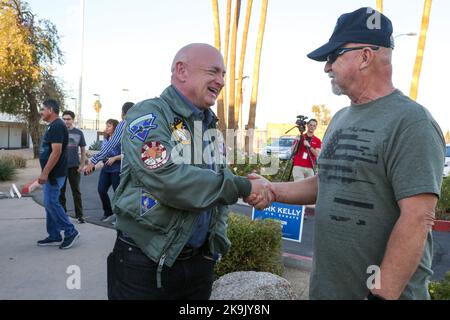 Phoenix, États-Unis . 28th octobre 2022. Le sénateur de l'Arizona Mark Kelly a été rejoint par le sénateur de la Californie Alex Padilla pour accueillir les premiers électeurs devant l'église méthodiste unie de Maryvale Bridge à Phoenix, en Arizona, aux États-Unis, sur 28 octobre 2022. Kelly est dans une course serrée contre le candidat républicain Blake Masters, des sondages récents ont montré que l'avance de Kelly s'est rétréci à quelques points, ce qui a fait un chemin étroit vers la victoire pour les démocrates en Arizona. (Photo par: Alexandra Buxbaum/Sipa USA) crédit: SIPA USA/Alay Live News crédit: SIPA USA/Alay Live News Banque D'Images