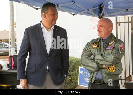 Phoenix, États-Unis . 28th octobre 2022. Le sénateur de l'Arizona Mark Kelly a été rejoint par le sénateur de la Californie Alex Padilla pour accueillir les premiers électeurs devant l'église méthodiste unie de Maryvale Bridge à Phoenix, en Arizona, aux États-Unis, sur 28 octobre 2022. Kelly est dans une course serrée contre le candidat républicain Blake Masters, des sondages récents ont montré que l'avance de Kelly s'est rétréci à quelques points, ce qui a fait un chemin étroit vers la victoire pour les démocrates en Arizona. (Photo par: Alexandra Buxbaum/Sipa USA) crédit: SIPA USA/Alay Live News crédit: SIPA USA/Alay Live News Banque D'Images