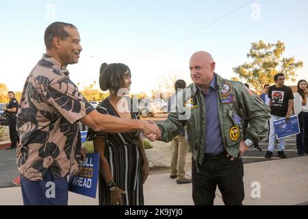 Phoenix, États-Unis . 28th octobre 2022. Le sénateur de l'Arizona Mark Kelly a été rejoint par le sénateur de la Californie Alex Padilla pour accueillir les premiers électeurs devant l'église méthodiste unie de Maryvale Bridge à Phoenix, en Arizona, aux États-Unis, sur 28 octobre 2022. Kelly est dans une course serrée contre le candidat républicain Blake Masters, des sondages récents ont montré que l'avance de Kelly s'est rétréci à quelques points, ce qui a fait un chemin étroit vers la victoire pour les démocrates en Arizona. (Photo par: Alexandra Buxbaum/Sipa USA) crédit: SIPA USA/Alay Live News crédit: SIPA USA/Alay Live News Banque D'Images