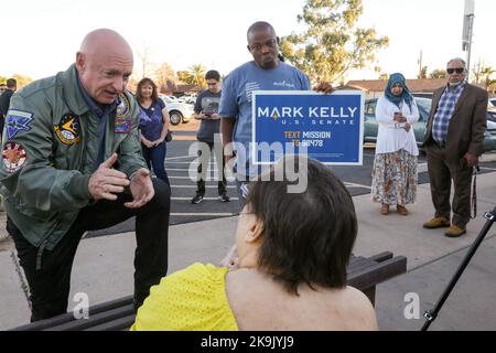 Phoenix, États-Unis . 28th octobre 2022. Le sénateur de l'Arizona Mark Kelly a été rejoint par le sénateur de la Californie Alex Padilla pour accueillir les premiers électeurs devant l'église méthodiste unie de Maryvale Bridge à Phoenix, en Arizona, aux États-Unis, sur 28 octobre 2022. Kelly est dans une course serrée contre le candidat républicain Blake Masters, des sondages récents ont montré que l'avance de Kelly s'est rétréci à quelques points, ce qui a fait un chemin étroit vers la victoire pour les démocrates en Arizona. (Photo par: Alexandra Buxbaum/Sipa USA) crédit: SIPA USA/Alay Live News crédit: SIPA USA/Alay Live News Banque D'Images