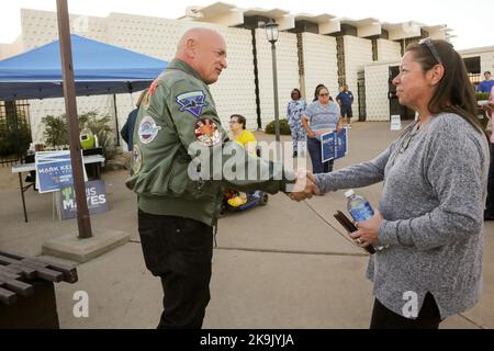 Phoenix, États-Unis . 28th octobre 2022. Le sénateur de l'Arizona Mark Kelly a été rejoint par le sénateur de la Californie Alex Padilla pour accueillir les premiers électeurs devant l'église méthodiste unie de Maryvale Bridge à Phoenix, en Arizona, aux États-Unis, sur 28 octobre 2022. Kelly est dans une course serrée contre le candidat républicain Blake Masters, des sondages récents ont montré que l'avance de Kelly s'est rétréci à quelques points, ce qui a fait un chemin étroit vers la victoire pour les démocrates en Arizona. (Photo par: Alexandra Buxbaum/Sipa USA) crédit: SIPA USA/Alay Live News crédit: SIPA USA/Alay Live News Banque D'Images