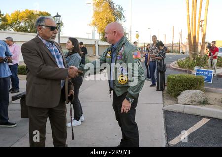 Phoenix, États-Unis . 28th octobre 2022. Le sénateur de l'Arizona Mark Kelly a été rejoint par le sénateur de la Californie Alex Padilla pour accueillir les premiers électeurs devant l'église méthodiste unie de Maryvale Bridge à Phoenix, en Arizona, aux États-Unis, sur 28 octobre 2022. Kelly est dans une course serrée contre le candidat républicain Blake Masters, des sondages récents ont montré que l'avance de Kelly s'est rétréci à quelques points, ce qui a fait un chemin étroit vers la victoire pour les démocrates en Arizona. (Photo par: Alexandra Buxbaum/Sipa USA) crédit: SIPA USA/Alay Live News crédit: SIPA USA/Alay Live News Banque D'Images