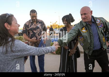 Phoenix, États-Unis . 28th octobre 2022. Le sénateur de l'Arizona Mark Kelly a été rejoint par le sénateur de la Californie Alex Padilla pour accueillir les premiers électeurs devant l'église méthodiste unie de Maryvale Bridge à Phoenix, en Arizona, aux États-Unis, sur 28 octobre 2022. Kelly est dans une course serrée contre le candidat républicain Blake Masters, des sondages récents ont montré que l'avance de Kelly s'est rétréci à quelques points, ce qui a fait un chemin étroit vers la victoire pour les démocrates en Arizona. (Photo par: Alexandra Buxbaum/Sipa USA) crédit: SIPA USA/Alay Live News crédit: SIPA USA/Alay Live News Banque D'Images