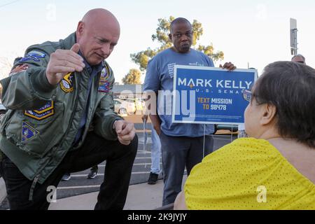 Phoenix, États-Unis . 28th octobre 2022. Le sénateur de l'Arizona Mark Kelly a été rejoint par le sénateur de la Californie Alex Padilla pour accueillir les premiers électeurs devant l'église méthodiste unie de Maryvale Bridge à Phoenix, en Arizona, aux États-Unis, sur 28 octobre 2022. Kelly est dans une course serrée contre le candidat républicain Blake Masters, des sondages récents ont montré que l'avance de Kelly s'est rétréci à quelques points, ce qui a fait un chemin étroit vers la victoire pour les démocrates en Arizona. (Photo par: Alexandra Buxbaum/Sipa USA) crédit: SIPA USA/Alay Live News crédit: SIPA USA/Alay Live News Banque D'Images