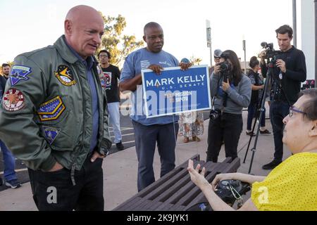 Phoenix, États-Unis . 28th octobre 2022. Le sénateur de l'Arizona Mark Kelly a été rejoint par le sénateur de la Californie Alex Padilla pour accueillir les premiers électeurs devant l'église méthodiste unie de Maryvale Bridge à Phoenix, en Arizona, aux États-Unis, sur 28 octobre 2022. Kelly est dans une course serrée contre le candidat républicain Blake Masters, des sondages récents ont montré que l'avance de Kelly s'est rétréci à quelques points, ce qui a fait un chemin étroit vers la victoire pour les démocrates en Arizona. (Photo par: Alexandra Buxbaum/Sipa USA) crédit: SIPA USA/Alay Live News crédit: SIPA USA/Alay Live News Banque D'Images