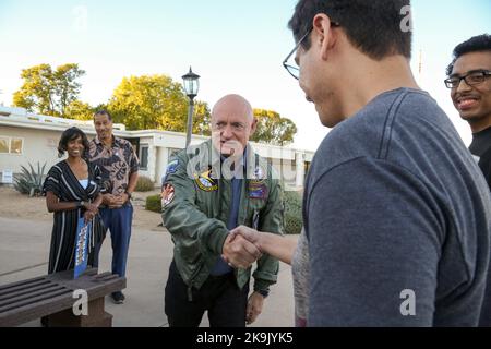 Phoenix, États-Unis . 28th octobre 2022. Le sénateur de l'Arizona Mark Kelly a été rejoint par le sénateur de la Californie Alex Padilla pour accueillir les premiers électeurs devant l'église méthodiste unie de Maryvale Bridge à Phoenix, en Arizona, aux États-Unis, sur 28 octobre 2022. Kelly est dans une course serrée contre le candidat républicain Blake Masters, des sondages récents ont montré que l'avance de Kelly s'est rétréci à quelques points, ce qui a fait un chemin étroit vers la victoire pour les démocrates en Arizona. (Photo par: Alexandra Buxbaum/Sipa USA) crédit: SIPA USA/Alay Live News crédit: SIPA USA/Alay Live News Banque D'Images