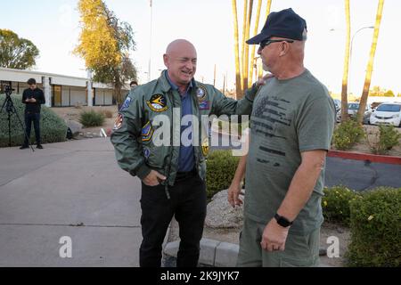 Phoenix, États-Unis . 28th octobre 2022. Le sénateur de l'Arizona Mark Kelly a été rejoint par le sénateur de la Californie Alex Padilla pour accueillir les premiers électeurs devant l'église méthodiste unie de Maryvale Bridge à Phoenix, en Arizona, aux États-Unis, sur 28 octobre 2022. Kelly est dans une course serrée contre le candidat républicain Blake Masters, des sondages récents ont montré que l'avance de Kelly s'est rétréci à quelques points, ce qui a fait un chemin étroit vers la victoire pour les démocrates en Arizona. (Photo par: Alexandra Buxbaum/Sipa USA) crédit: SIPA USA/Alay Live News crédit: SIPA USA/Alay Live News Banque D'Images