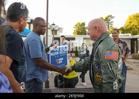 Phoenix, États-Unis . 28th octobre 2022. Le sénateur de l'Arizona Mark Kelly a été rejoint par le sénateur de la Californie Alex Padilla pour accueillir les premiers électeurs devant l'église méthodiste unie de Maryvale Bridge à Phoenix, en Arizona, aux États-Unis, sur 28 octobre 2022. Kelly est dans une course serrée contre le candidat républicain Blake Masters, des sondages récents ont montré que l'avance de Kelly s'est rétréci à quelques points, ce qui a fait un chemin étroit vers la victoire pour les démocrates en Arizona. (Photo par: Alexandra Buxbaum/Sipa USA) crédit: SIPA USA/Alay Live News crédit: SIPA USA/Alay Live News Banque D'Images