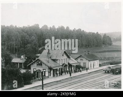 La station a ouvert ses portes en 1866. Maison en bois de deux étages construite selon le modèle Habom. Le premier directeur de station était P.A. Petersson, qui était actif au cours de la période 1866-1869. La station a reçu l'entraînement électrique en 1932. Le trafic passagers a pris fin en 1973. La station a fermé ses portes en 1990. Banque D'Images