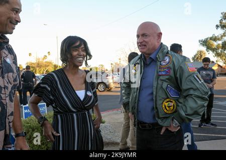 Phoenix, États-Unis . 28th octobre 2022. Le sénateur de l'Arizona Mark Kelly a été rejoint par le sénateur de la Californie Alex Padilla pour accueillir les premiers électeurs devant l'église méthodiste unie de Maryvale Bridge à Phoenix, en Arizona, aux États-Unis, sur 28 octobre 2022. Kelly est dans une course serrée contre le candidat républicain Blake Masters, des sondages récents ont montré que l'avance de Kelly s'est rétréci à quelques points, ce qui a fait un chemin étroit vers la victoire pour les démocrates en Arizona. (Photo par: Alexandra Buxbaum/Sipa USA) crédit: SIPA USA/Alay Live News crédit: SIPA USA/Alay Live News Banque D'Images