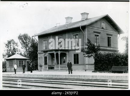 Station de Valbo vers 1900. Stationshuset construit en 1865 et agrandi en 1884. Maisons de Settleworks 1896-1897. De gauche à droite, plus tard, l'inspecteur de poste p.g. Åsbrink, Hammarberg, inconnu et inspecteur de station Blomqvist. Banque D'Images