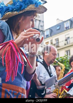 Paris France - juin 2009 ; accent sur la flûte et les mains de femmes avec des joueurs hors foyer derrière dans le quartier de Montmartre. Banque D'Images