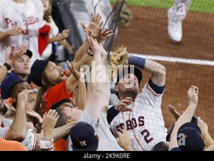 Houston, États-Unis. 29th octobre 2022. Houston Astros troisième baseman Alex Bregman va dans le filet à la poursuite d'un ballon de fouleux dans le dixième repas contre les Phillies de Philadelphie dans le jeu l'un des 2022 World Series at minute Maid Park à Houston vendredi, 28 octobre 2022. Photo de John Angelillo/UPI. Crédit : UPI/Alay Live News Banque D'Images