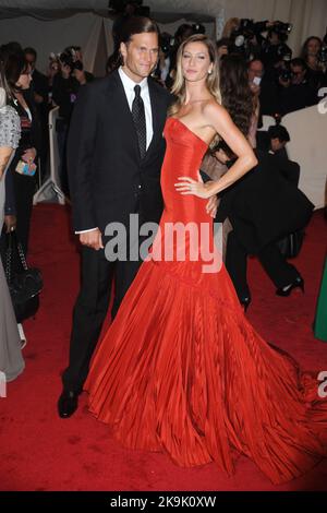 Tom Brady et Gisele Bundchen au Gala du Costume Institute « Alexander McQueen: Savage Beauty » au Metropolitan Museum of Art de New York. 2 mai 2011. © mpi01 / MediaPunch Inc Banque D'Images