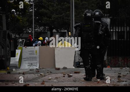 L'escadron de police anti-émeute de Colombie (UNDOMO) était autrefois knowon alors que l'ESMAD affronte des manifestants alors que des manifestations se sont manifestées à Bogota, en Colombie, dans le cadre de la libération des prismes politiques capturés lors des manifestations anti-gouvernementales de l'année dernière, sur 28 octobre 2022. Photo de: Cristian Bayona/long Visual Press Banque D'Images