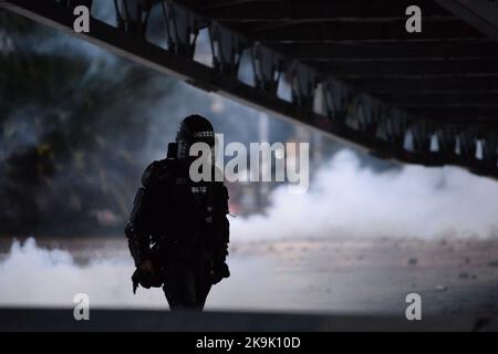 L'escadron de police anti-émeute de Colombie (UNDOMO) était autrefois knowon alors que l'ESMAD affronte des manifestants alors que les manifestations se déroulent à Bogota, en Colombie, dans le cadre de la libération des prismes politiques capturés lors des manifestations anti-gouvernementales de l'année dernière, sur 28 octobre 2022. Photo de: Lina Gasca Martin/long Visual Press Banque D'Images