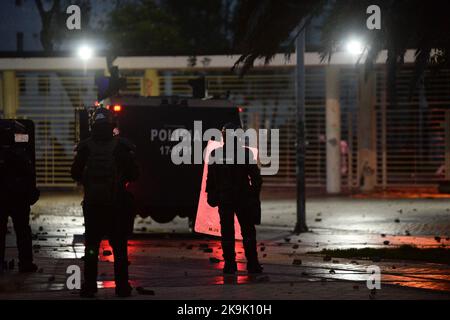 L'escadron de police anti-émeute de Colombie (UNDOMO) était autrefois knowon alors que l'ESMAD affronte des manifestants alors que les manifestations se déroulent à Bogota, en Colombie, dans le cadre de la libération des prismes politiques capturés lors des manifestations anti-gouvernementales de l'année dernière, sur 28 octobre 2022. Photo de: Lina Gasca Martin/long Visual Press Banque D'Images