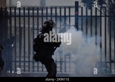 L'escadron de police anti-émeute de Colombie (UNDOMO) était autrefois knowon alors que l'ESMAD affronte des manifestants alors que des manifestations se sont manifestées à Bogota, en Colombie, dans le cadre de la libération des prismes politiques capturés lors des manifestations anti-gouvernementales de l'année dernière, sur 28 octobre 2022. Photo de: Cristian Bayona/long Visual Press Banque D'Images