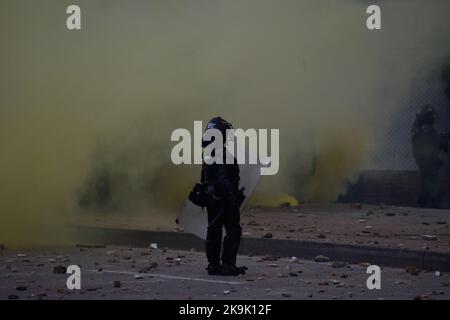 L'escadron de police anti-émeute de Colombie (UNDOMO) était autrefois knowon alors que l'ESMAD affronte des manifestants alors que des manifestations se sont manifestées à Bogota, en Colombie, dans le cadre de la libération des prismes politiques capturés lors des manifestations anti-gouvernementales de l'année dernière, sur 28 octobre 2022. Photo de: Cristian Bayona/long Visual Press Banque D'Images