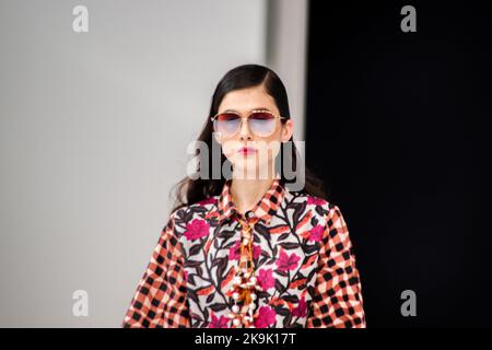 Jakarta, Indonésie. 29th octobre 2022. Un mannequin marche sur la piste pendant le spectacle de mode Benang Jarim au Pondok Indah Mall 3, Jakarta Fashion week 2022. L'événement de la semaine de la mode de Jakarta 2022 au centre commercial Pondok Indah Mall 3, Jakarta, Indonésie, aura lieu du 24 au 30 octobre 2022. Vous y trouverez plusieurs collections de mode des meilleurs designers d'Indonésie. Crédit : SOPA Images Limited/Alamy Live News Banque D'Images