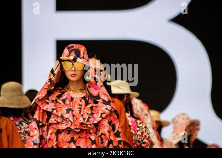 Jakarta, Indonésie. 29th octobre 2022. Un mannequin marche sur la piste pendant le spectacle de mode Benang Jarim au Pondok Indah Mall 3, Jakarta Fashion week 2022. L'événement de la semaine de la mode de Jakarta 2022 au centre commercial Pondok Indah Mall 3, Jakarta, Indonésie, aura lieu du 24 au 30 octobre 2022. Vous y trouverez plusieurs collections de mode des meilleurs designers d'Indonésie. Crédit : SOPA Images Limited/Alamy Live News Banque D'Images