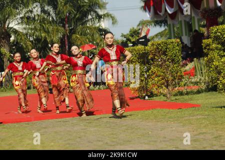 Madiun, Java-est, Indonésie. 28th octobre 2022. Un certain nombre d'élèves ont joué la danse traditionnelle de madiun Regency sur la place de la ville de Caruban, Madiun Regency. Crédit : ZUMA Press, Inc./Alay Live News Banque D'Images