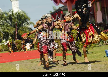 Madiun, Java-est, Indonésie. 28th octobre 2022. Un certain nombre d'élèves ont joué la danse traditionnelle de madiun Regency sur la place de la ville de Caruban, Madiun Regency. Crédit : ZUMA Press, Inc./Alay Live News Banque D'Images