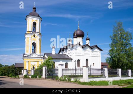 Vieille église du croyant de Saint-Nicolas le Wonderworker (1371) le jour ensoleillé de juin. Ancienne Russa. Russie Banque D'Images