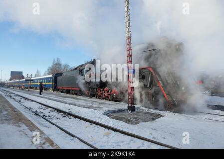 SORTAVALA, RUSSIE - 10 MARS 2021 : ancienne locomotive à vapeur soviétique de la série 'LV' avec train rétro touristique 'Ruskeala Express' sur la gare de Sortavala