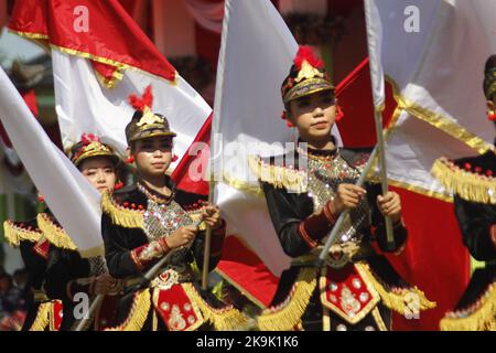 Madiun, Java-est, Indonésie. 28th octobre 2022. Un certain nombre d'élèves ont joué la danse traditionnelle de madiun Regency sur la place de la ville de Caruban, Madiun Regency. Crédit : ZUMA Press, Inc./Alay Live News Banque D'Images