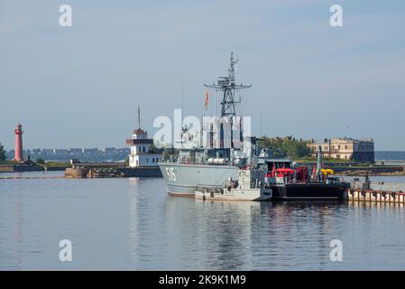 KRONSTHADT, RUSSIE - 11 AOÛT 2021 : chalutier de base 'Pavel Khenov' dans le port de Kronstadt, au début d'août, matin Banque D'Images