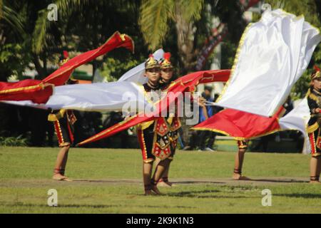 Madiun, Java-est, Indonésie. 28th octobre 2022. Un certain nombre d'élèves ont joué la danse traditionnelle de madiun Regency sur la place de la ville de Caruban, Madiun Regency. Crédit : ZUMA Press, Inc./Alay Live News Banque D'Images