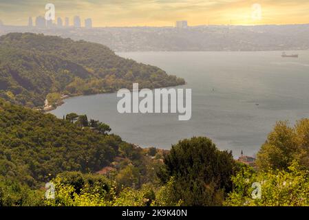 Vue depuis le sommet des montagnes d'Anadolu Kavagi, le détroit du Bosphore, Istanbul, Turquie, avec des bois verts, mer calme et ciel clair au coucher du soleil Banque D'Images