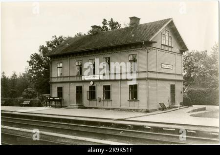 La station a été construite en 1877 et en même temps la maison de la gare a été érigée, deux étages en bois. Il a été modernisé en 1942. L'appareillage de connexion a été construit en 1916. Engrenage mécanique. La cour a été élargie en partie avec de nouvelles voies et en partie avec l'extension de l'ancienne. La station a été nommée Näs jusqu'en 1.7.1878 Banque D'Images