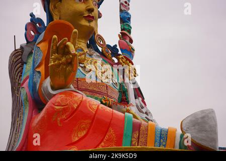 Statue de Guru Padmasambhavv 'née d'un Lotus' connu sous le nom de Guru Rinpoché (gourou précieux) était un maître bouddhiste tantrique qui a apporté le bouddhisme au Tibet. Banque D'Images