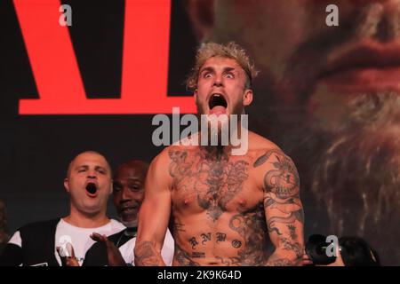 Glendale, Arizona, Glendale, Arizona, États-Unis. 28th octobre 2022. GLENDALE, AZ - OCTOBRE 28 : Jake Paul pose sur la balance pendant le Paul v Silva : pesée à la Desert Diamond Arena sur 28 octobre 2022 à Glendale, Arizona, États-Unis. Crédit : ZUMA Press, Inc./Alay Live News Banque D'Images