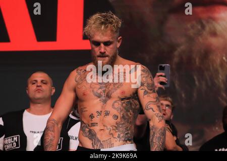 Glendale, Arizona, Glendale, Arizona, États-Unis. 28th octobre 2022. GLENDALE, AZ - OCTOBRE 28 : Jake Paul pose sur la balance pendant le Paul v Silva : pesée à la Desert Diamond Arena sur 28 octobre 2022 à Glendale, Arizona, États-Unis. Crédit : ZUMA Press, Inc./Alay Live News Banque D'Images