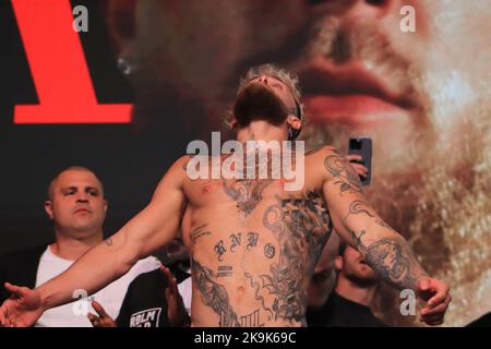 Glendale, Arizona, Glendale, Arizona, États-Unis. 28th octobre 2022. GLENDALE, AZ - OCTOBRE 28 : Jake Paul pose sur la balance pendant le Paul v Silva : pesée à la Desert Diamond Arena sur 28 octobre 2022 à Glendale, Arizona, États-Unis. Crédit : ZUMA Press, Inc./Alay Live News Banque D'Images