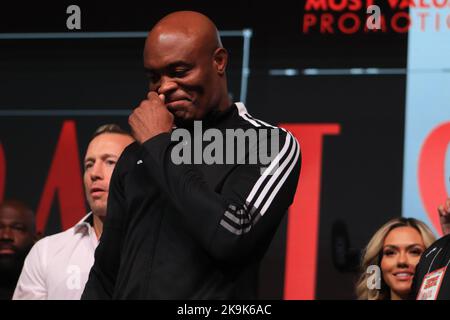 Glendale, Arizona, Glendale, Arizona, États-Unis. 28th octobre 2022. GLENDALE, AZ - OCTOBRE 28: Anderson Silva pose sur la balance pendant le Paul v Silva: Pesée à la Desert Diamond Arena sur 28 octobre 2022 à Glendale, Arizona, États-Unis. Crédit : ZUMA Press, Inc./Alay Live News Banque D'Images