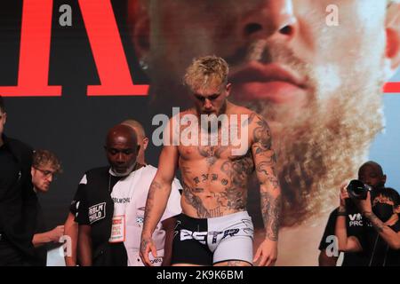 Glendale, Arizona, Glendale, Arizona, États-Unis. 28th octobre 2022. GLENDALE, AZ - OCTOBRE 28 : Jake Paul pose sur la balance pendant le Paul v Silva : pesée à la Desert Diamond Arena sur 28 octobre 2022 à Glendale, Arizona, États-Unis. Crédit : ZUMA Press, Inc./Alay Live News Banque D'Images