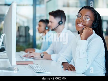 Agent du centre d'appels, équipe de télémarketing et de consultant du service clientèle portant un casque et heureux au bureau crm. Contactez-nous, le service des ventes et le service clientèle Banque D'Images