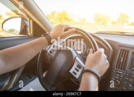 Les mains du conducteur sur un volant de et le tableau de bord de la voiture. Banque D'Images