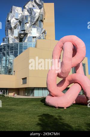 MUSÉE LUMA (Lucas et Marina) à ARLES (FRANCE),jardin,sculpture de premier plan 'Krause Gekröse' (2011) par Franz WEST (1947-2012) Banque D'Images