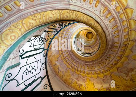 Melk, Autriche - 22 septembre 2022 : vue sur l'escalier circulaire de plusieurs étages menant de la bibliothèque à l'église de l'abbaye de Melk Banque D'Images