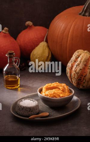 Purée de citrouille maison pour cuisiner sur fond sombre et sombre Banque D'Images